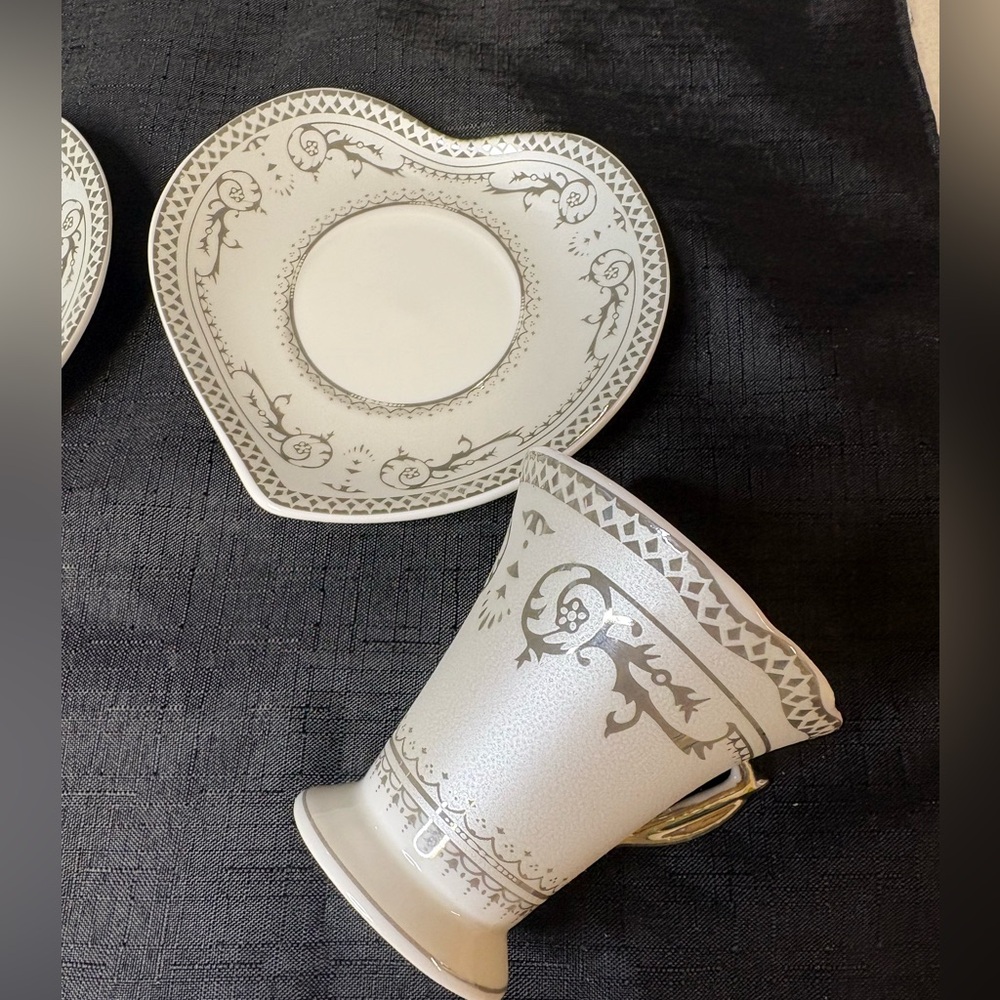 D'Lusso Elegant White and Silver Tea Cup Set - Picture 5 of 8